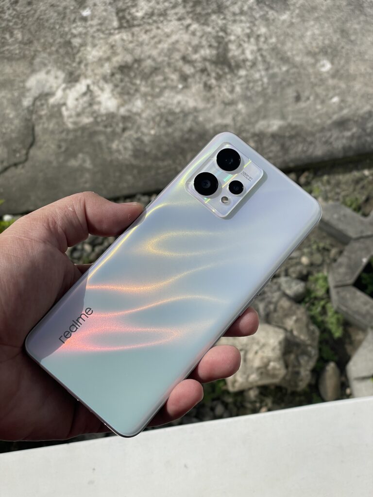 realme 9 Review - Ripple Holographic Design