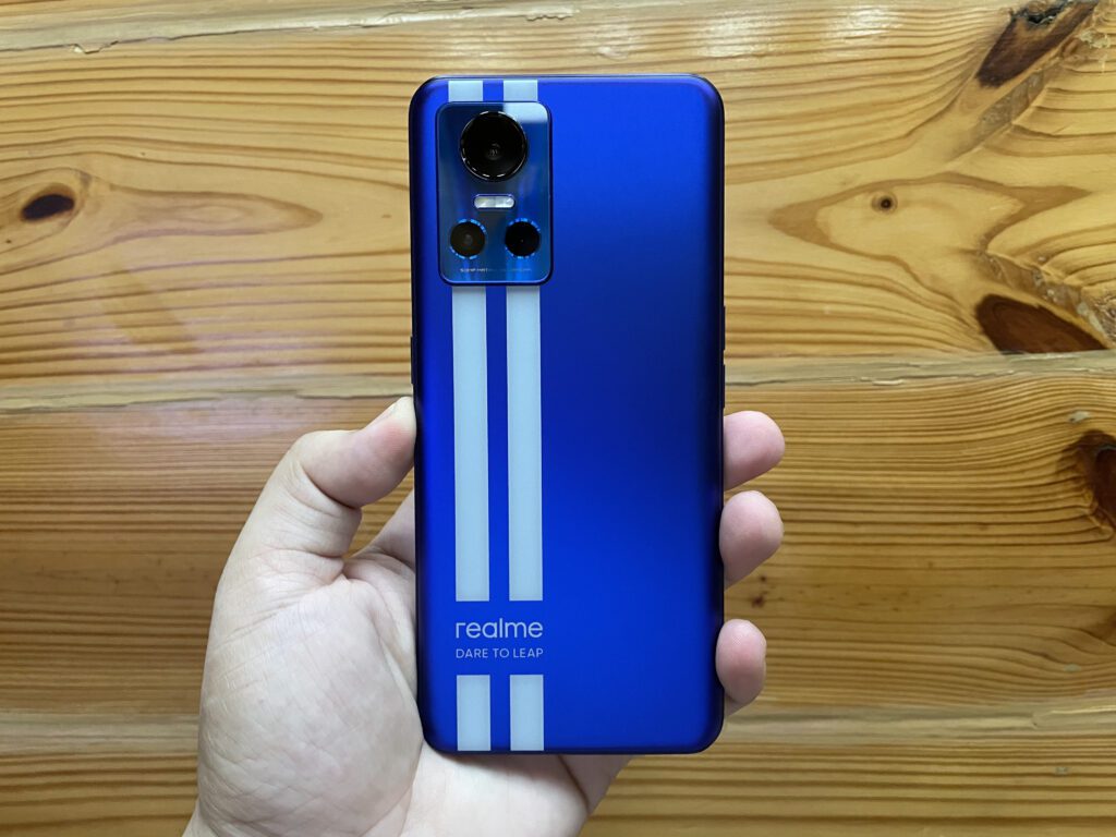realme GT NEO 3 first impressions - Racing Stripe Design