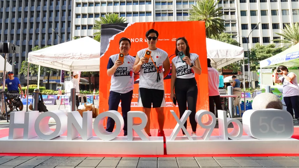 Left to right: HONOR PR Manager Pao Oga, Jump Manila Founder Erwin Ng, and HONOR Brand Marketing Manager Joepy Libo-on