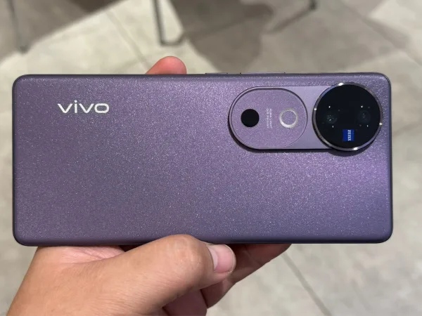 vivo V40 Review Header