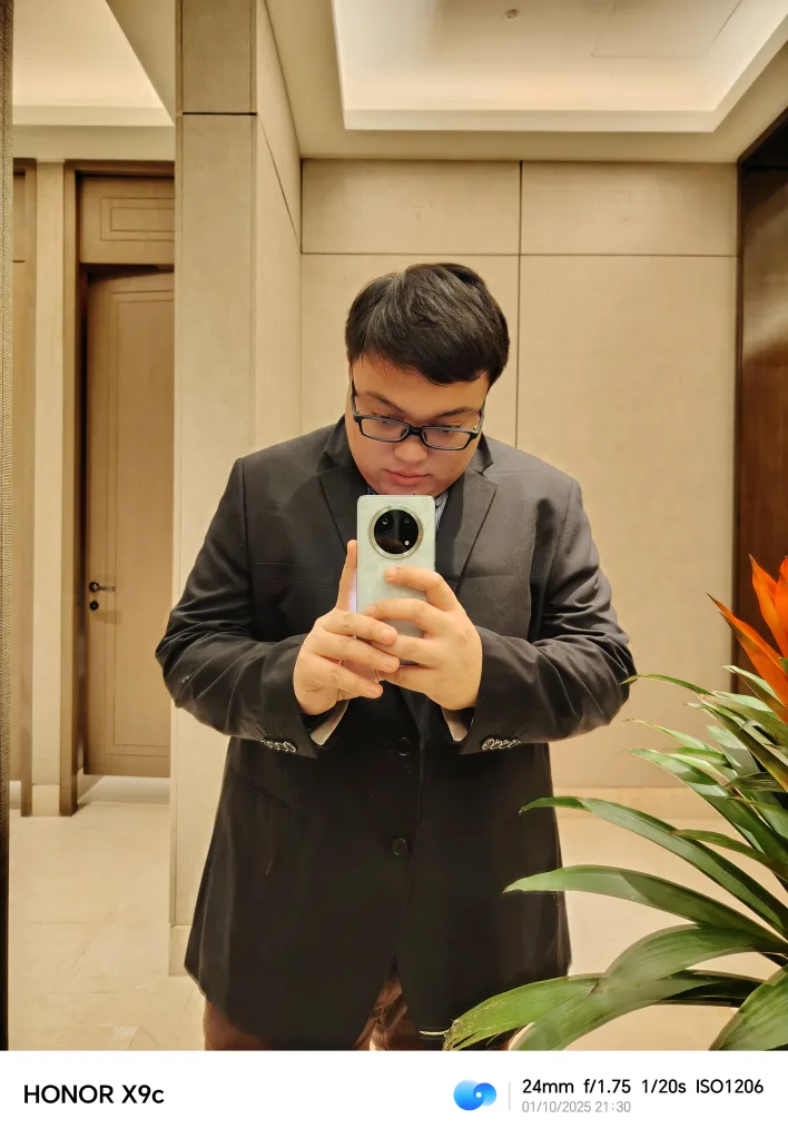 HONOR X9c 5G Review - Mirror Photo